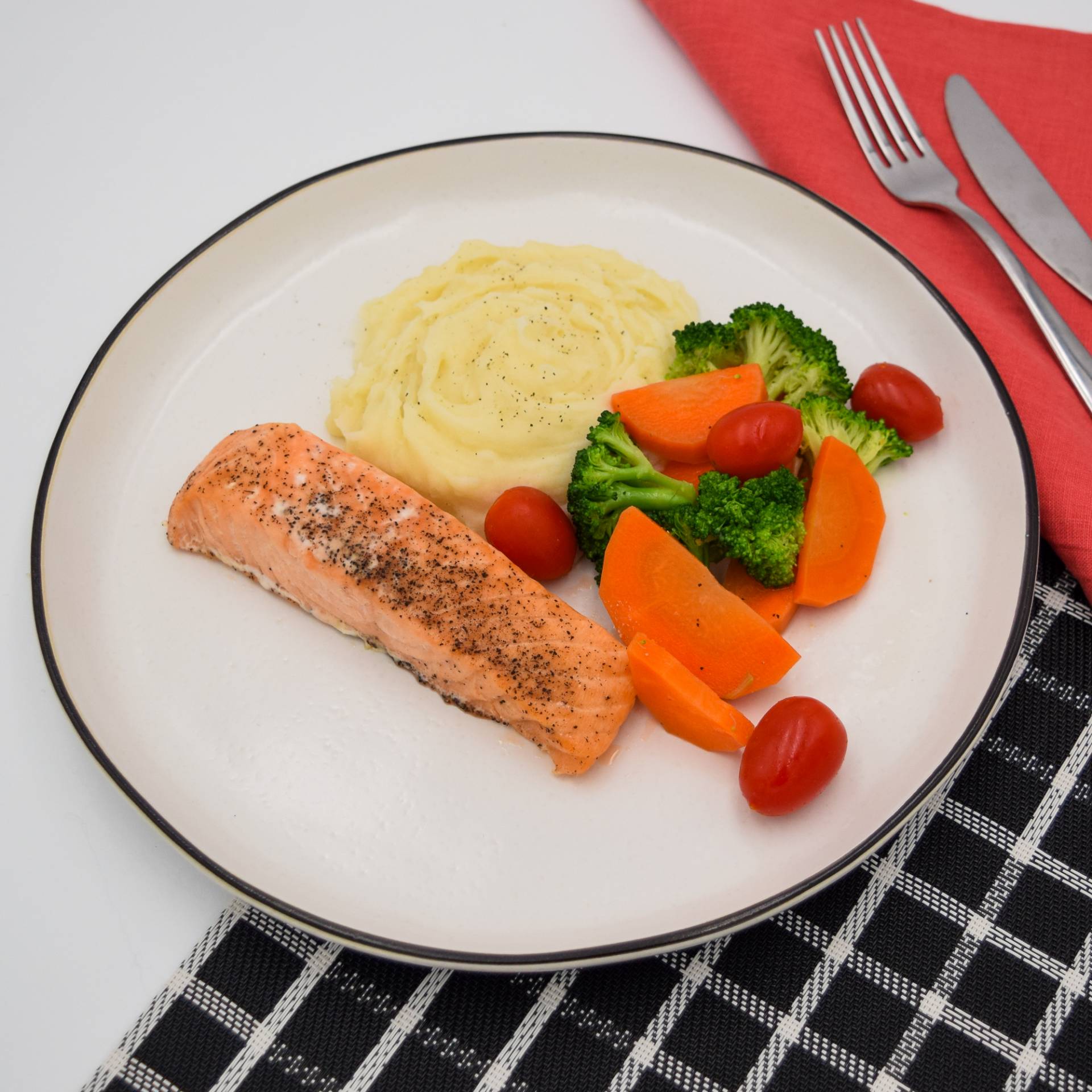 Baked salmon with mashed potatoes and steamed vegetables