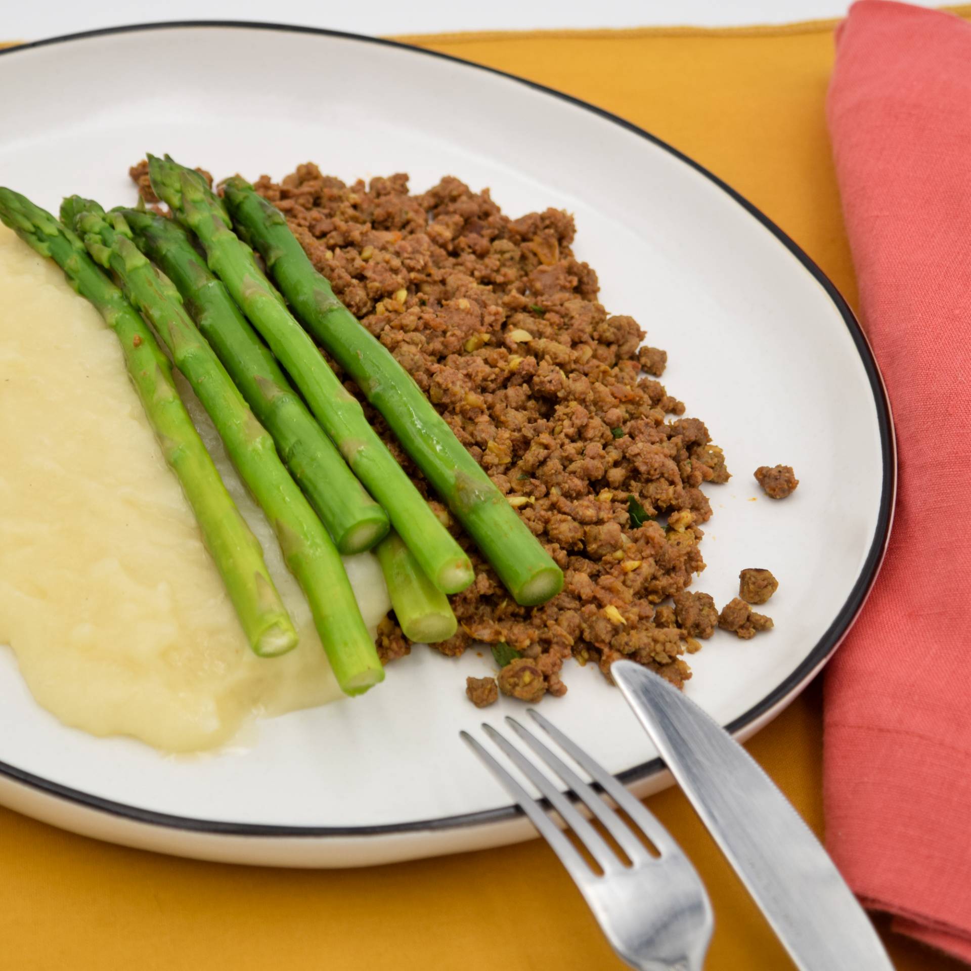 Ground beef with cassava cream and asparagus